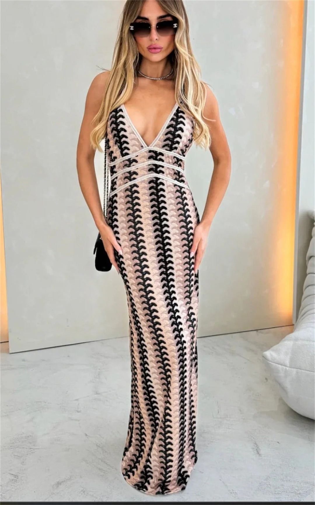 Andie - Chic V-Neck Dress